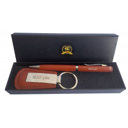 2025. Boligrafo y llavero....